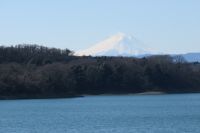 狭山湖と雪景富士山